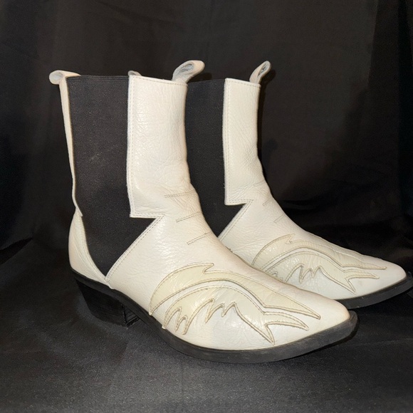 Stylish White and Black leather Women's Boots - Picture 9 of 11